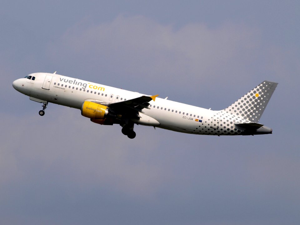 EC-JGM Vueling, A320-200 14JUL2013 pic3
