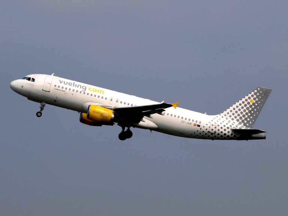 EC-JGM Vueling, A320-200 14JUL2013 pic2