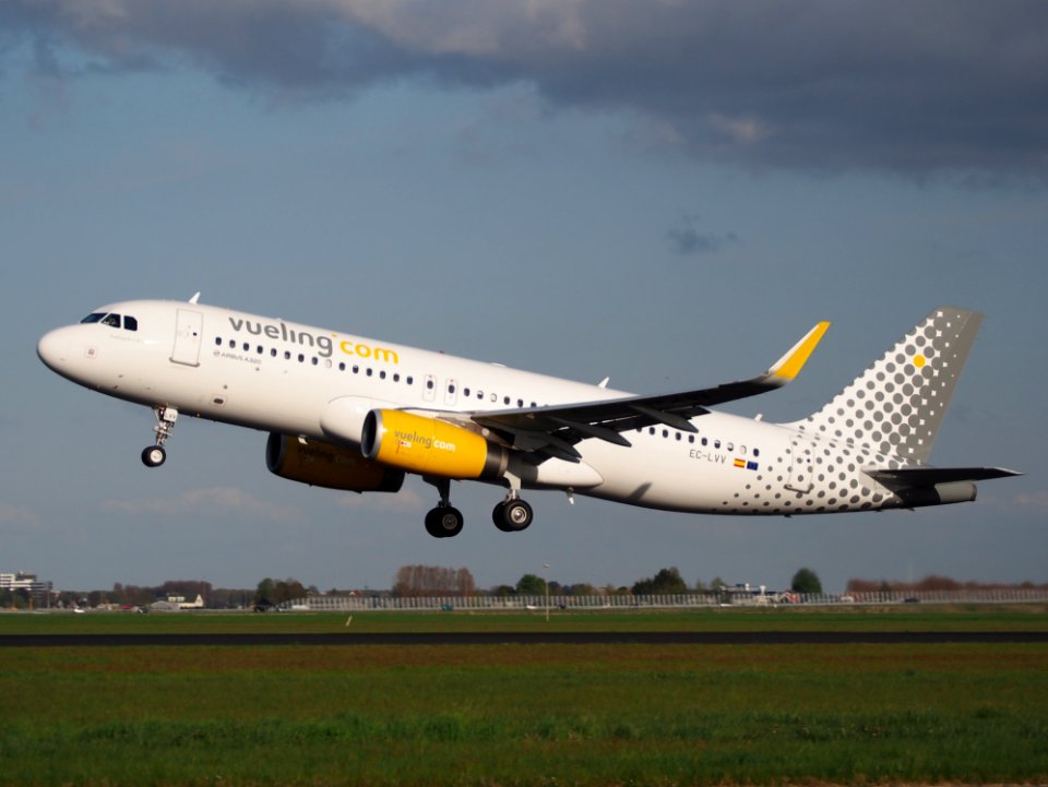 EC-LVV Vueling Airbus A320-232(WL) takeoff from Polderbaan, Schiphol (AMS - EHAM), pic1