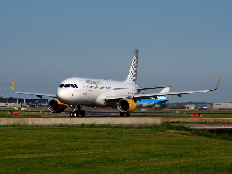 EC-MAO, Vueling Airbusa320 taxiing at Schiphol (AMS - EHAM), The Netherlands, 17may2014, pic-1