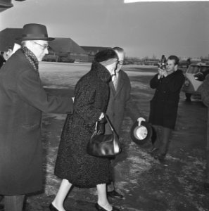 Echtpaar Van Hall terug van vakantie uit Rome wegens ziekte, Bestanddeelnr 914-8216