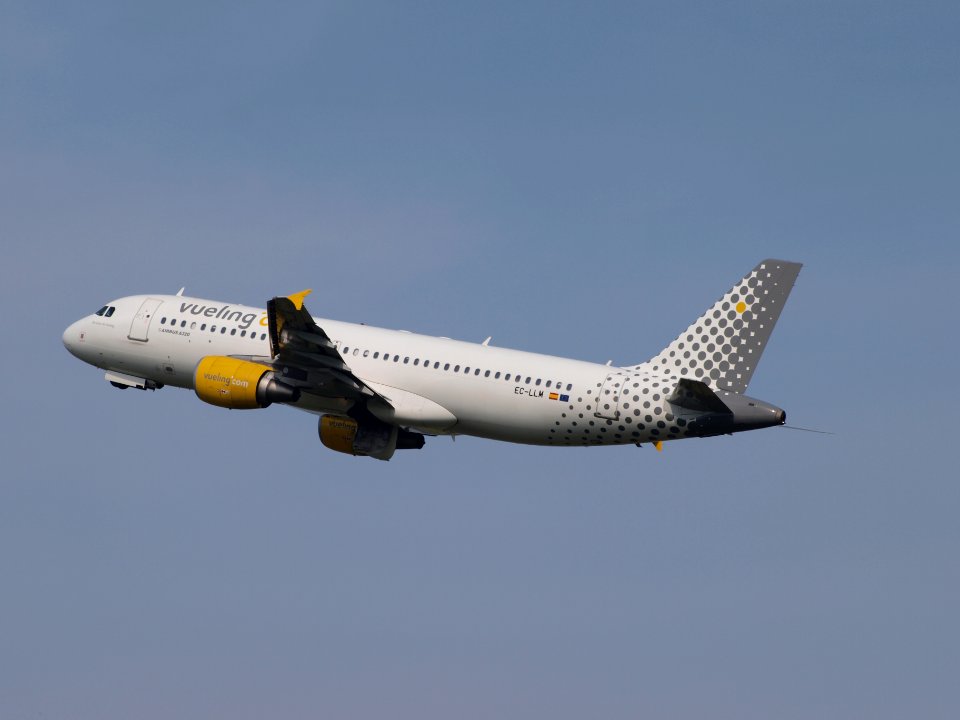 EC-LLM Vueling Airbus A320-214 - cn 4681 taxiing 22july2013 pic2