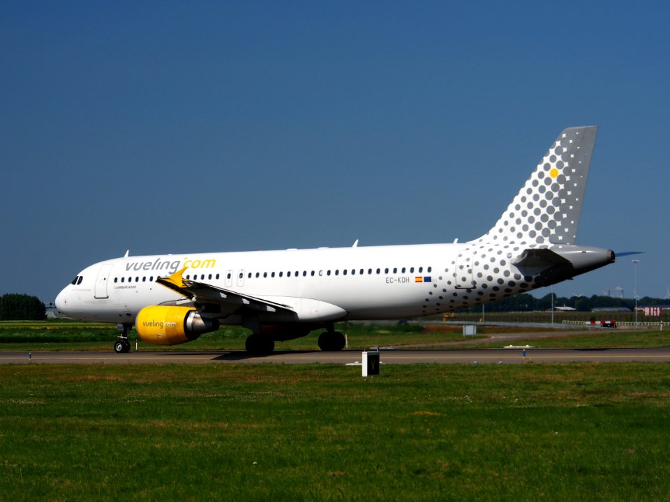EC-KDH Vueling Airbus A320-214 - cn 3083, taxiing 21july2013 pic-005