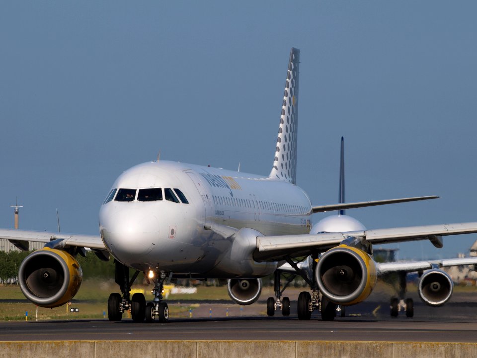 EC-ICR Vueling Airbus A320-211 - cn 240 taxiing 18july2013 pic-001