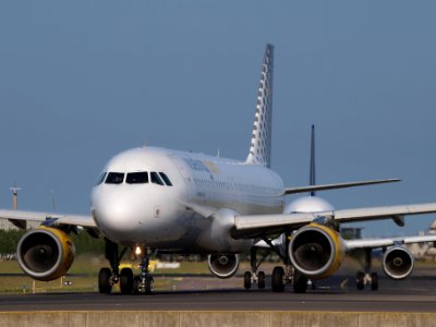EC-ICR Vueling Airbus A320-211 - cn 240 taxiing 18july2013 pic-001