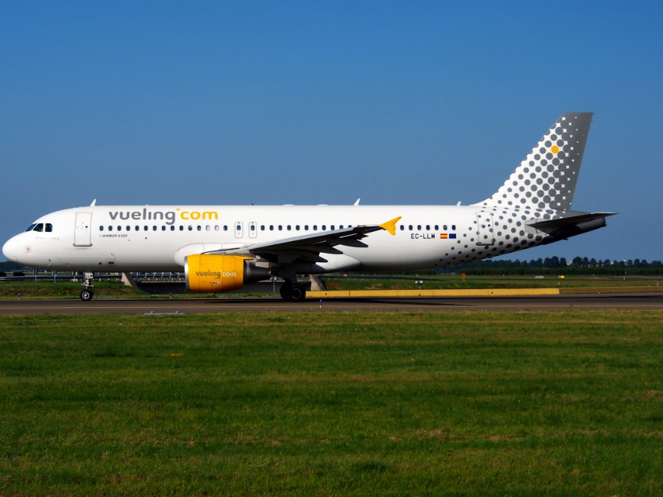 EC-LLM Vueling Airbus A320-214 - cn 4681 taxiing 18july2013 pic-003