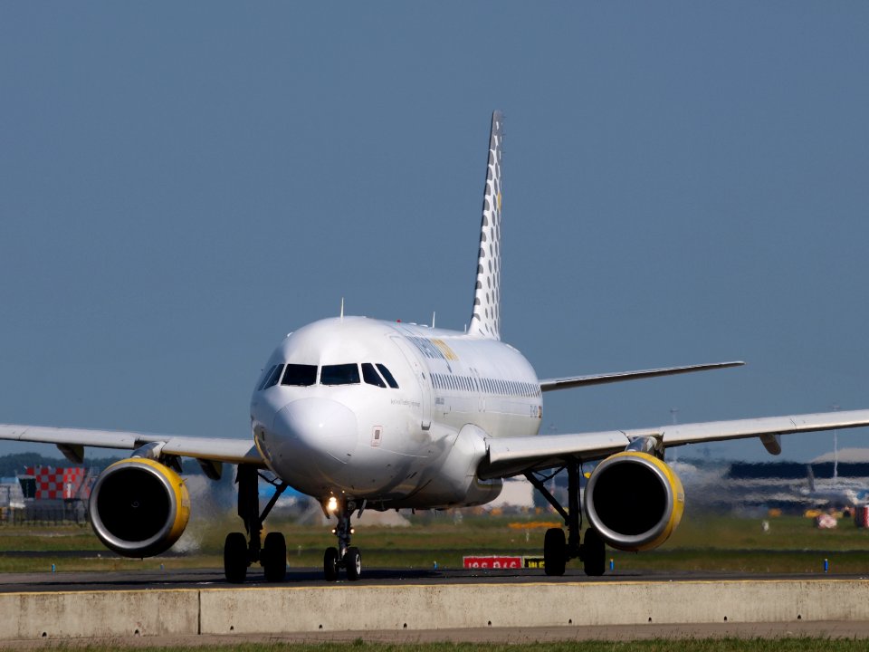 EC-KDH Vueling Airbus A320-214 - cn 3083, taxiing 21july2013 pic-001