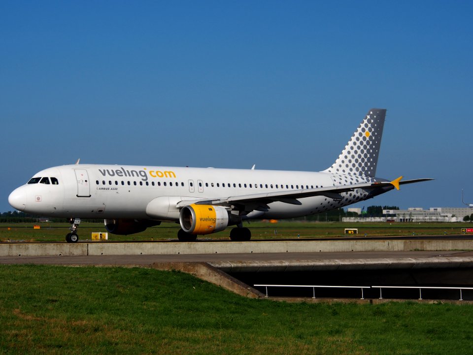 EC-ICR Vueling Airbus A320-211 - cn 240 taxiing 18july2013 pic-004