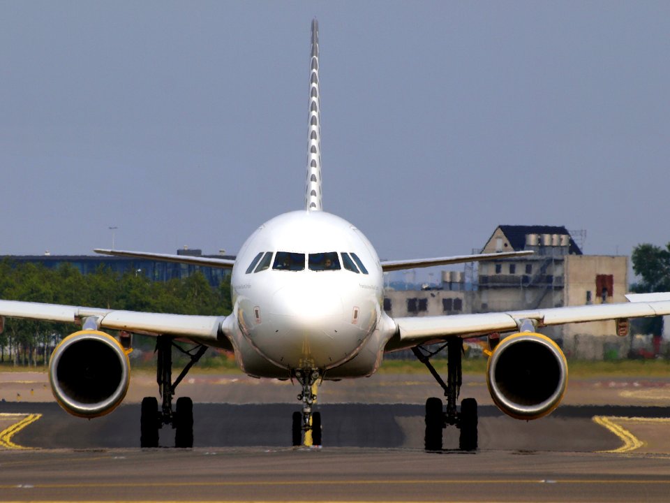 EC-KDX Airbus A320-216 Vueling taxiing 13july2013 pic-001
