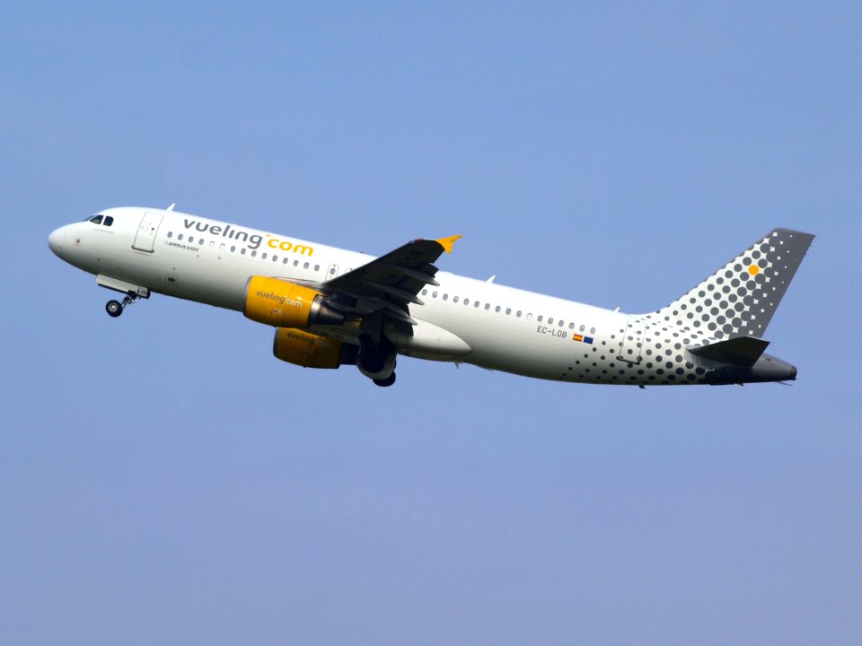 EC-LOB Vueling Airbus A320-214 - cn 4849 take-off 13july2013 pic2