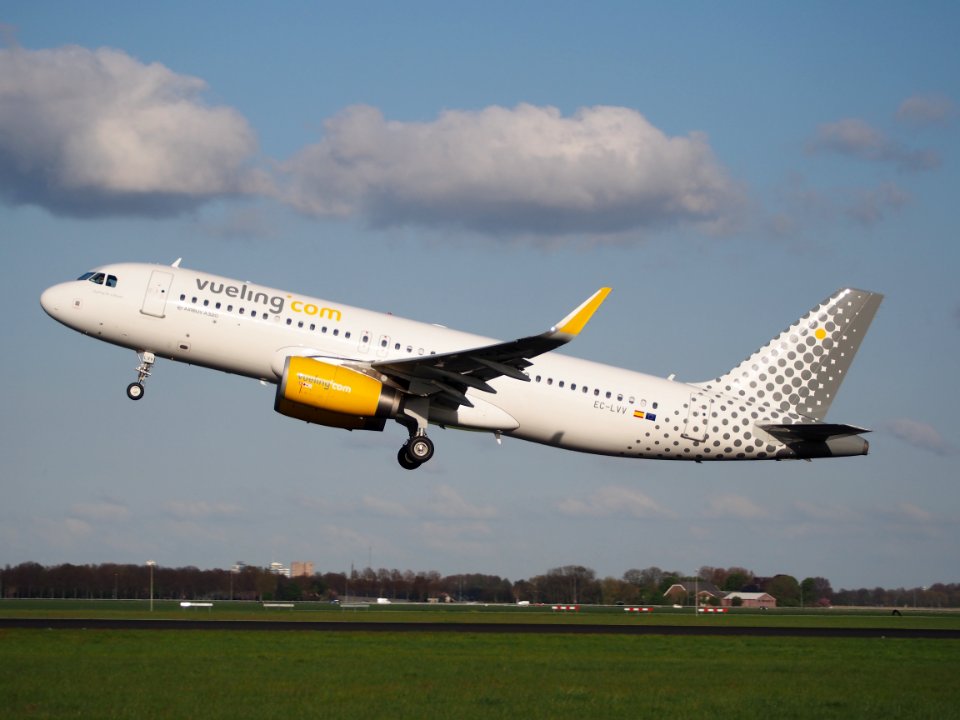 EC-LVV Vueling Airbus A320-232(WL) takeoff from Polderbaan, Schiphol (AMS - EHAM), pic2
