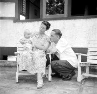 Echtpaar met een baby in Suriname, Bestanddeelnr 252-6876