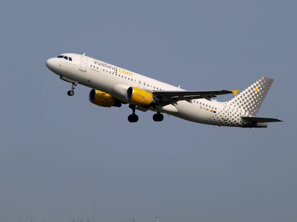 EC-LLM Vueling Airbus A320-214 - cn 4681 taxiing 22july2013 pic1