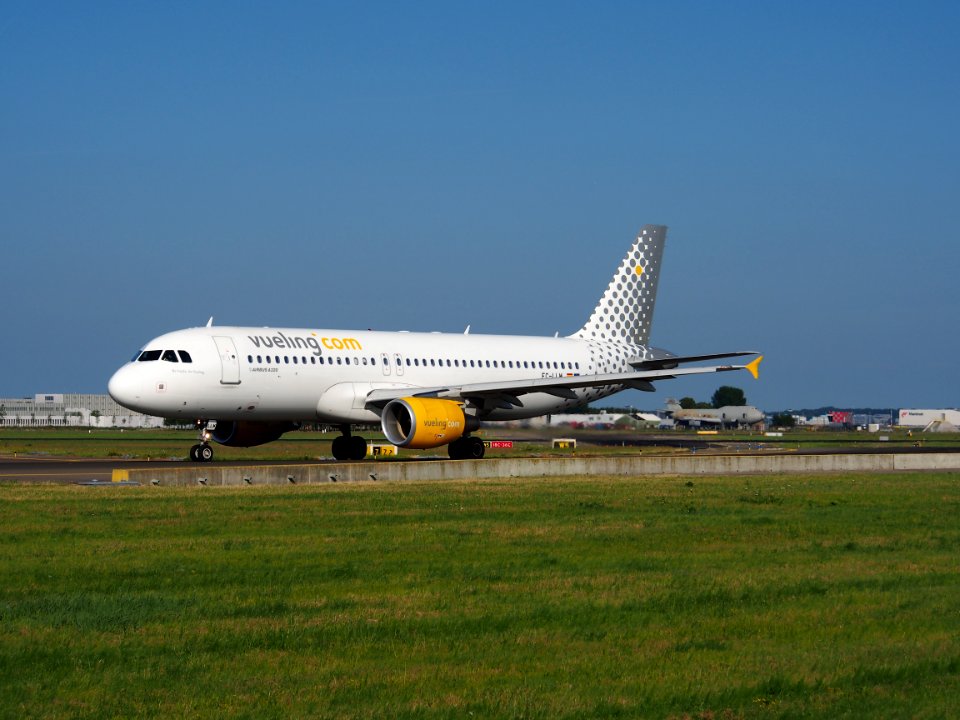 EC-LLM Vueling Airbus A320-214 - cn 4681 taxiing 18july2013 pic-001
