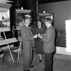 Echtpaar Kordes-Chandet gouden legpenning van Amsterdam (hulp VVV), Bestanddeelnr 907-7852