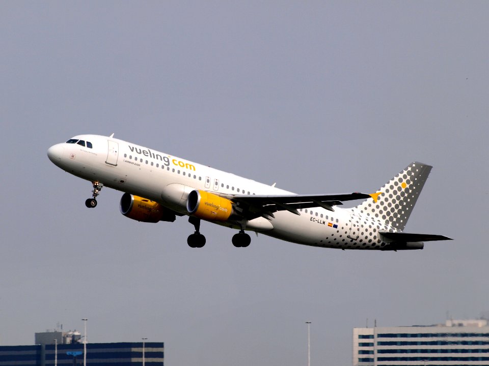 EC-LLM Vueling Airbus A320-214 - cn 4681 take-off pic1