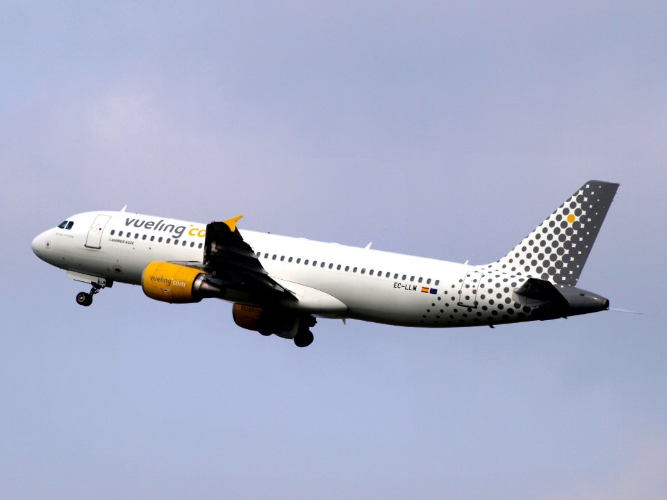EC-LLM Vueling Airbus A320-214 - cn 4681 take-off pic3