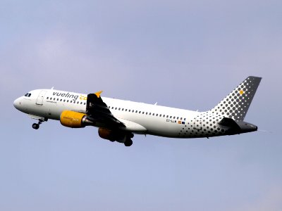 EC-LLM Vueling Airbus A320-214 - cn 4681 take-off pic3