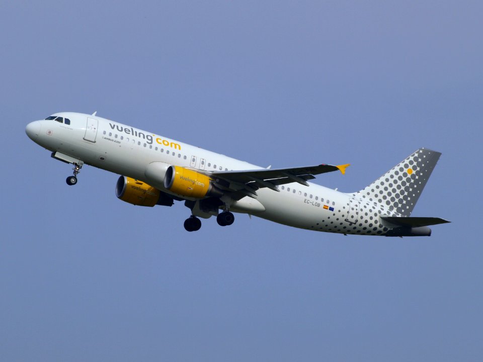 EC-LOB Vueling Airbus A320-214 - cn 4849 take-off 13july2013 pic1
