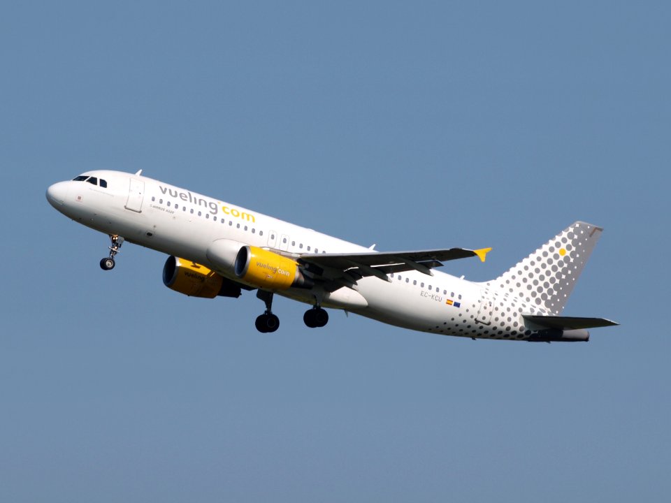 EC-KCU Vueling Airbus A320-216 - cn 3109 pic2