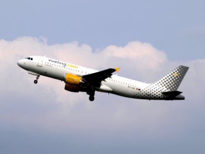 EC-LLM Vueling Airbus A320-214 - cn 4681 take-off pic2