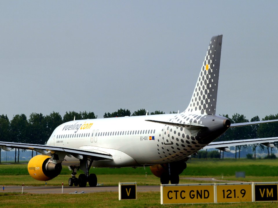 EC-KDX Airbus A320-216 Vueling taxiing 13july2013 pic-007