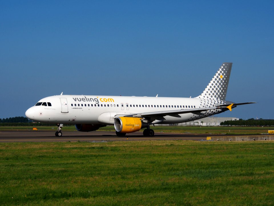 EC-LLM Vueling Airbus A320-214 - cn 4681 taxiing 18july2013 pic-002