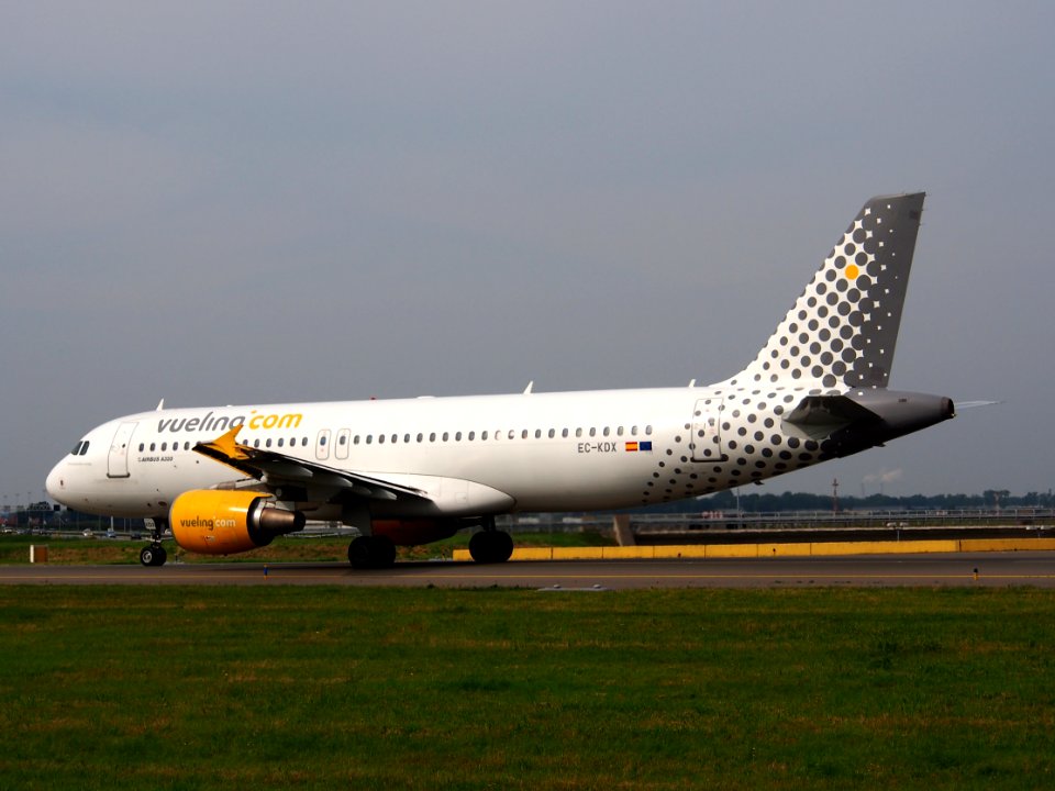 EC-KDX Airbus A320-216 Vueling taxiing 13july2013 pic-006