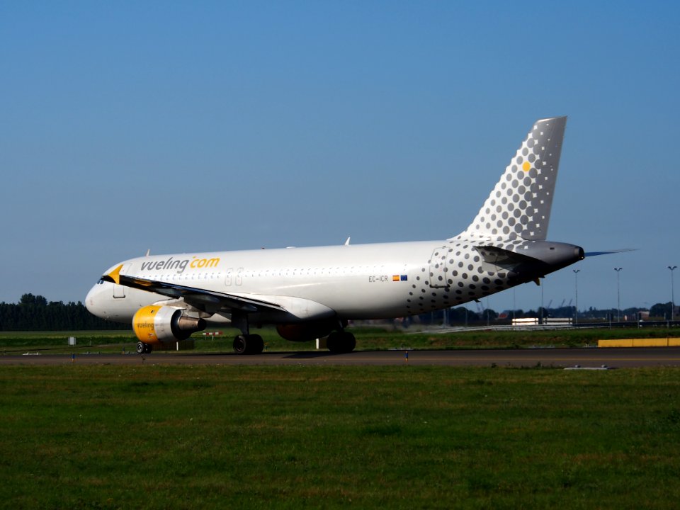 EC-ICR Vueling Airbus A320-211 - cn 240 taxiing 18july2013 pic-006