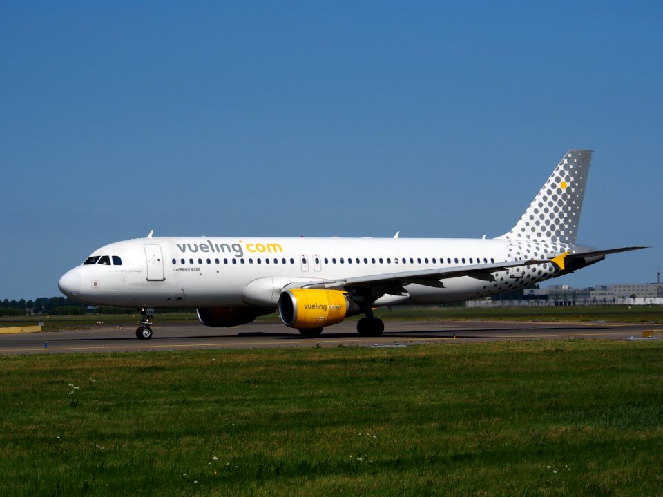 EC-KDH Vueling Airbus A320-214 - cn 3083, taxiing 21july2013 pic-004