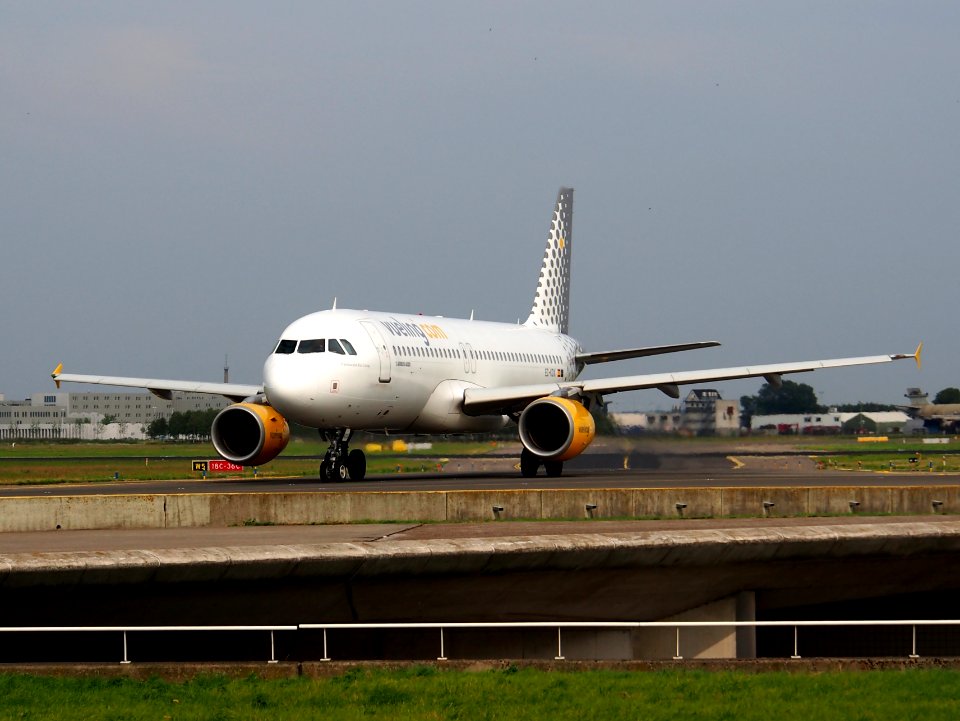 EC-KDX Airbus A320-216 Vueling taxiing 13july2013 pic-002