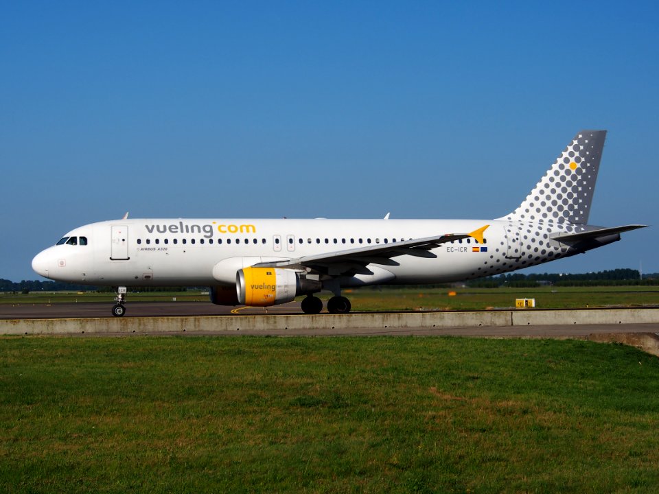 EC-ICR Vueling Airbus A320-211 - cn 240 taxiing 18july2013 pic-005