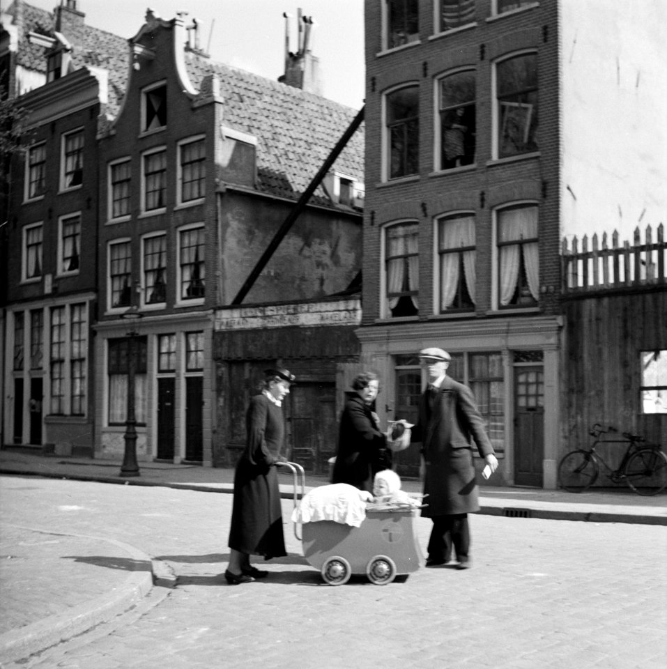 Echtpaar met een kinderwagen, Bestanddeelnr 254-2326