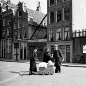 Echtpaar met een kinderwagen, Bestanddeelnr 254-2326
