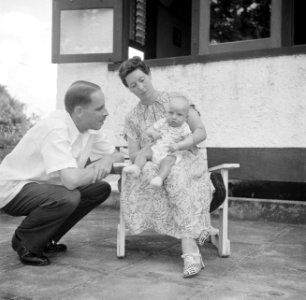 Echtpaar met baby in Suriname, Bestanddeelnr 252-6857