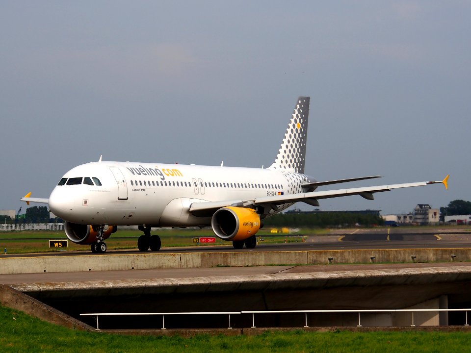 EC-KDX Airbus A320-216 Vueling taxiing 13july2013 pic-003