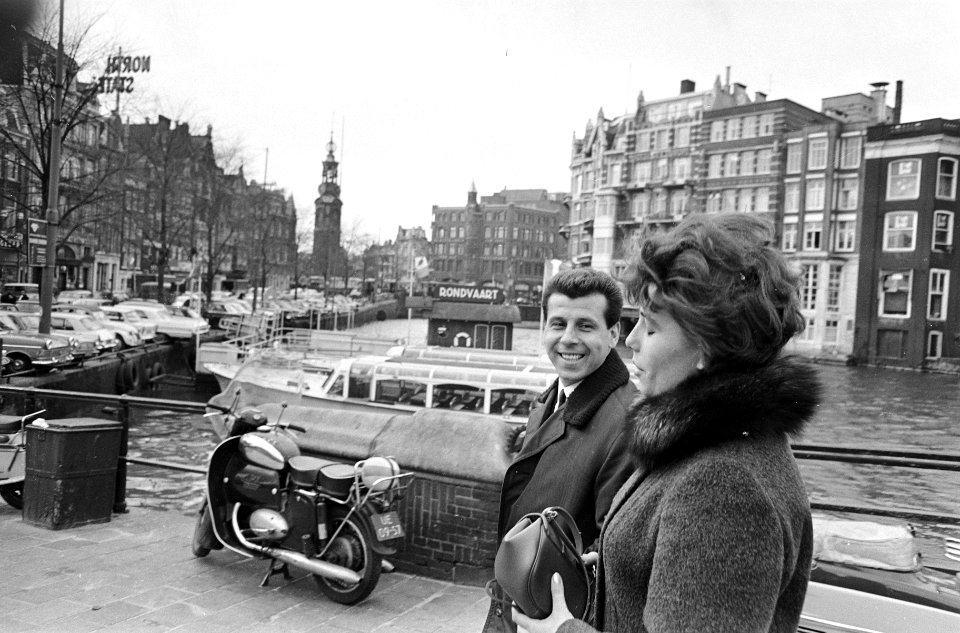Echtpaar Masopust wandelde door Amsterdam, Bestanddeelnr 920-1241