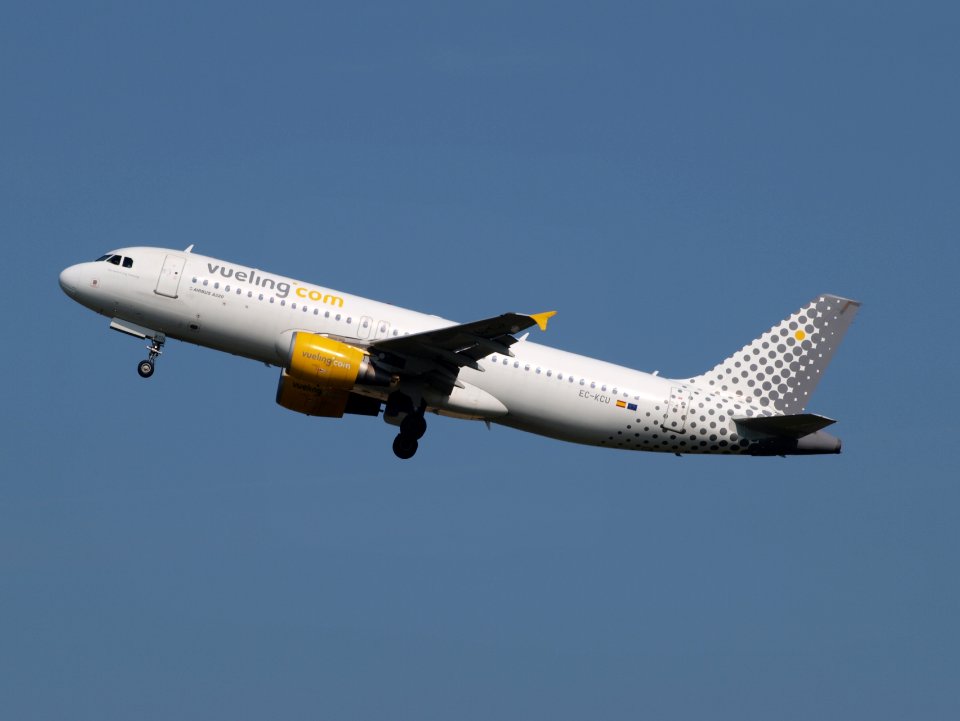EC-KCU Vueling Airbus A320-216 - cn 3109 pic3