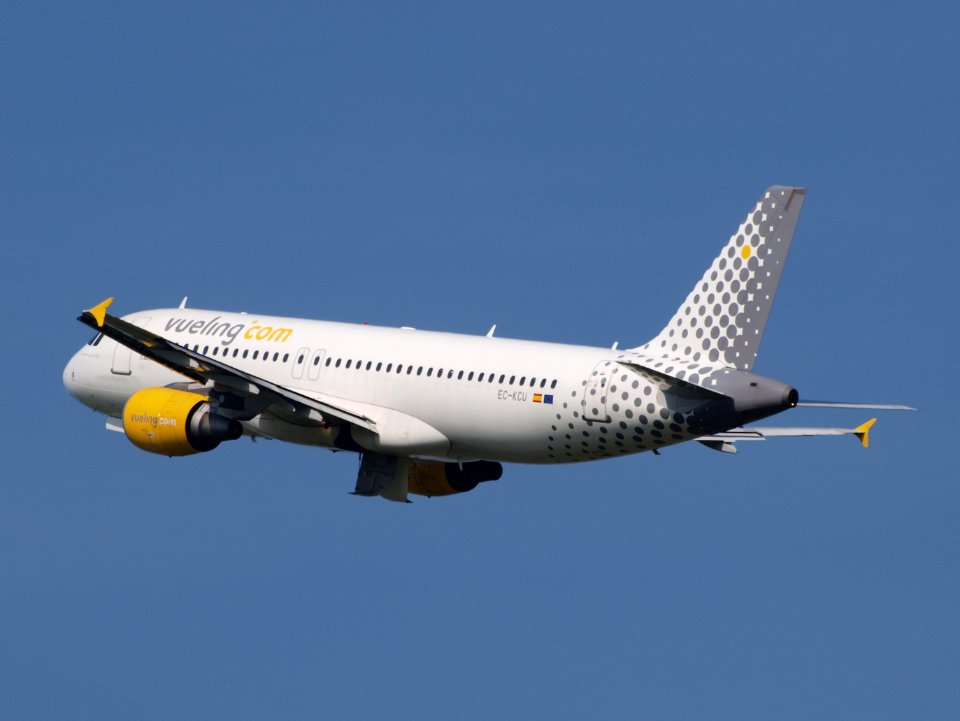 EC-KCU Vueling Airbus A320-216 - cn 3109 pic4