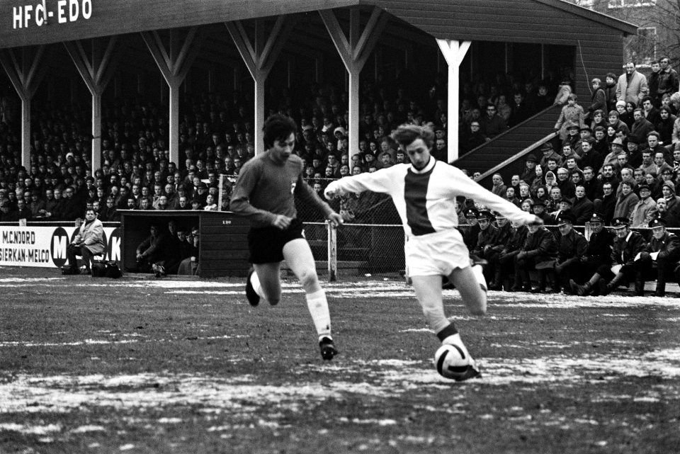 EDO tegen Ajax 0-4 in KNVB-beker. Cruijff aan de bal, Bestanddeelnr 923-0764