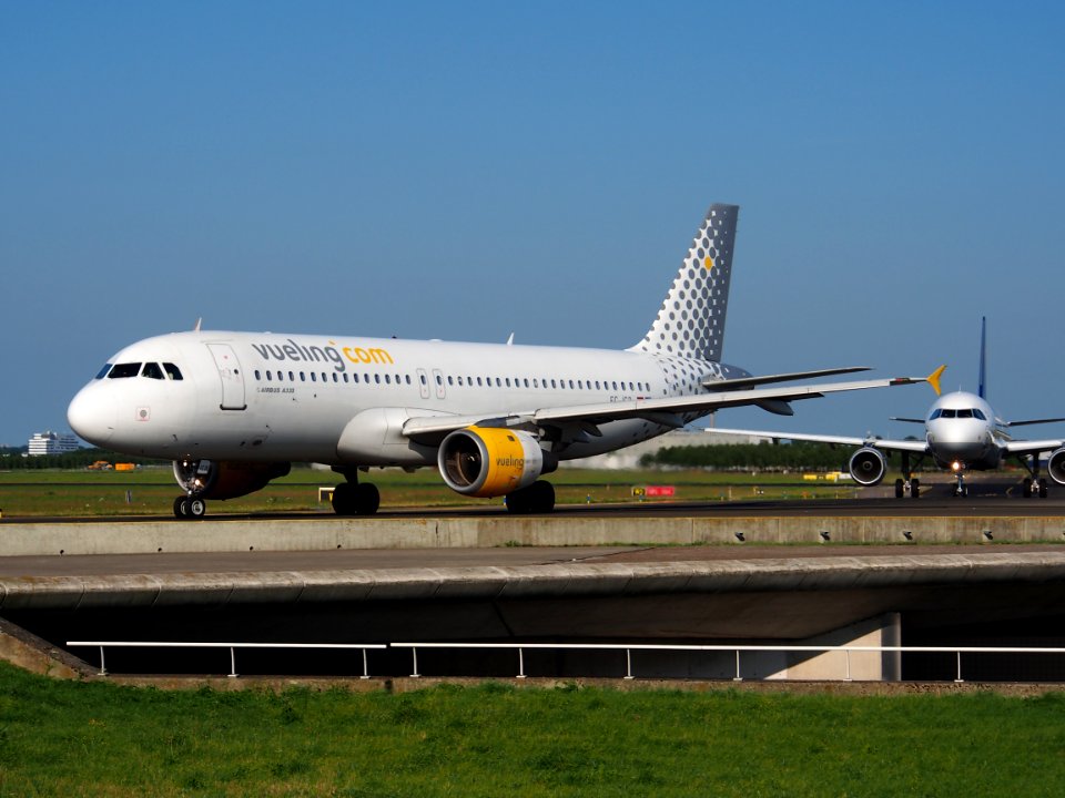 EC-ICR Vueling Airbus A320-211 - cn 240 taxiing 18july2013 pic-003