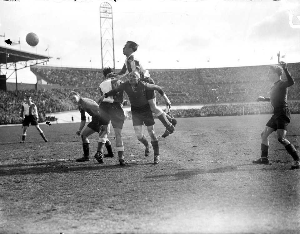 EDO tegen Feyenoord 2-1. Aanval van Feyenoord (Arie de Vroet), Bestanddeelnr 902-6358