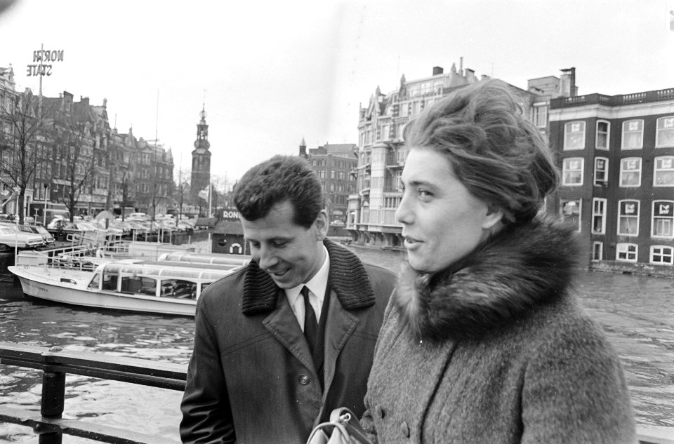 Echtpaar Masopust wandelde door Amsterdam, hier bij de Amstel, Bestanddeelnr 920-1240