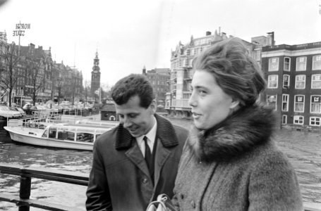 Echtpaar Masopust wandelde door Amsterdam, hier bij de Amstel, Bestanddeelnr 920-1240