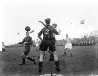 EDO tegen HDVS 2-1 bal op hoofd, Bestanddeelnr 904-2686