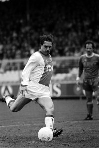 Edo Ophof (Ajax) scoort uit penalty, Bestanddeelnr 932-5380