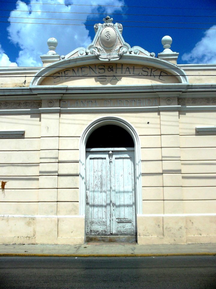 Edificio de la antigua una planta termoeléctrica en el centro, Mérida, Yucatán (01)