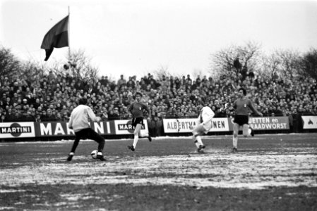 EDO tegen Ajax 0-4 in KNVB-beker. Cruijff heeft ingeschoten, midden Nyssen, Bestanddeelnr 923-0763