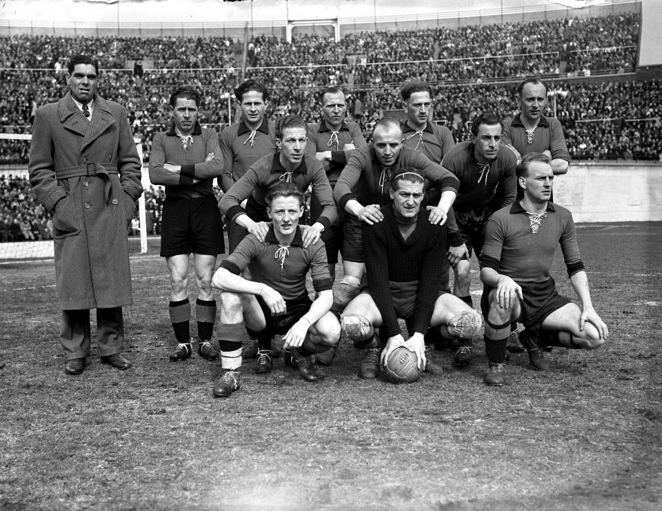 EDO tegen Feyenoord 2-1. Elftal EDO rechts gehurkt Henk Schijvenaar, naast hem…, Bestanddeelnr 902-6359