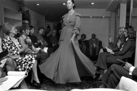 Edgar Vos toont mode herst-wintercollectie 1972-1973, Dewie in lange zijden mous, Bestanddeelnr 925-8730
